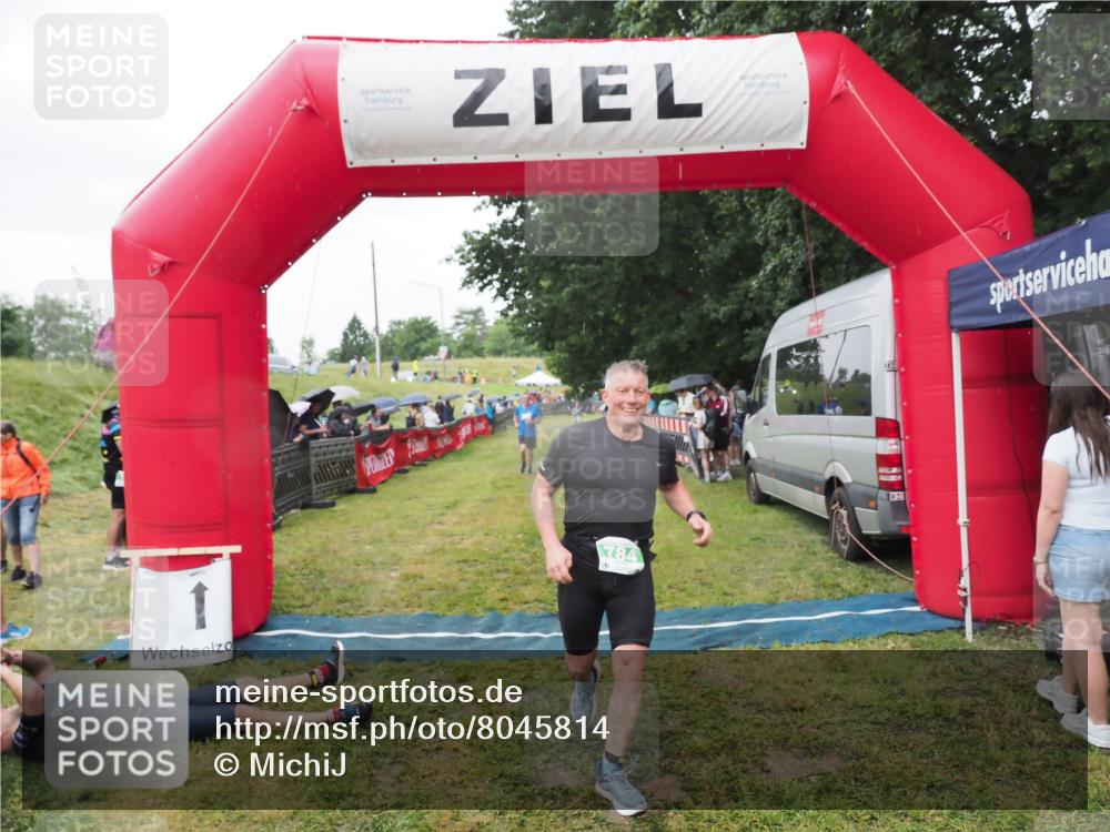 21.06.2025 - 27. Vierlanden-Triathlon MichiJ http://msf.ph/oto/8045814 15.06.2026 13:55:49 Ziel 784, 969 meine-sportfotos.de