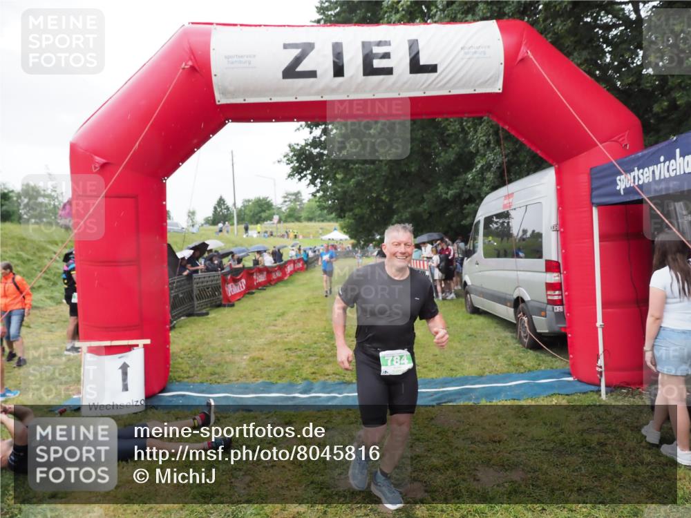 21.06.2025 - 27. Vierlanden-Triathlon MichiJ http://msf.ph/oto/8045816 15.06.2026 13:55:49 Ziel 784, 969 meine-sportfotos.de