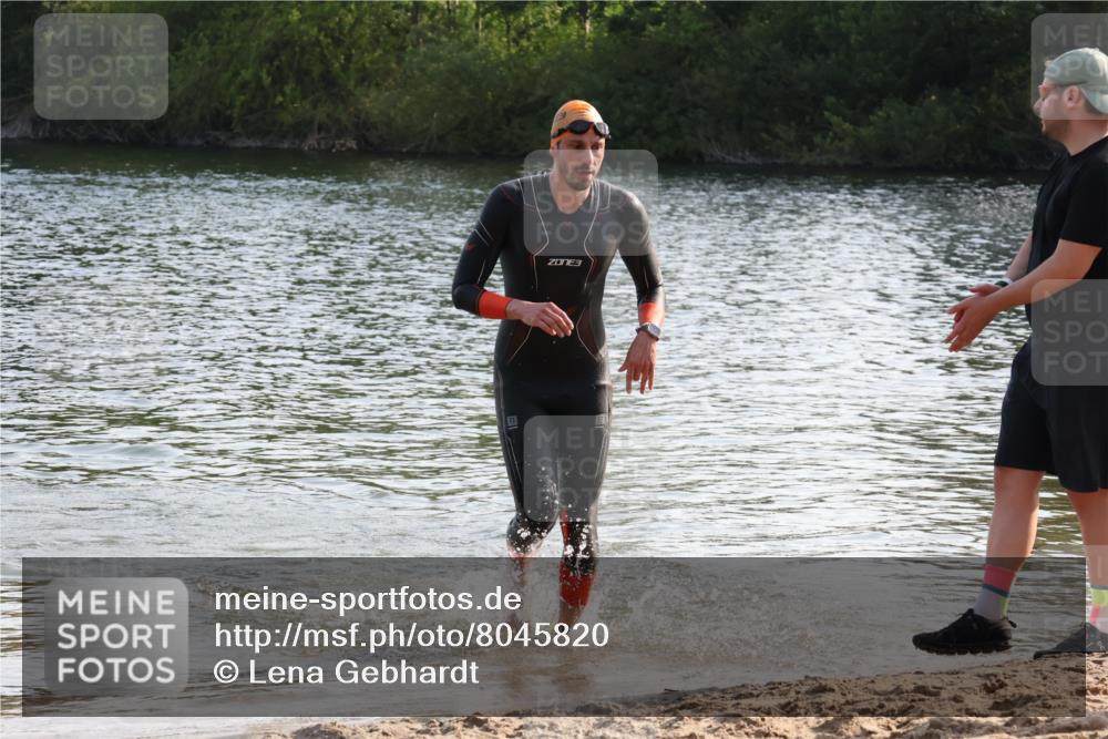 15.06.2025 - 27. Vierlanden-Triathlon Lena Gebhardt http://msf.ph/oto/8045820 15.06.2025 08:40:55 Schwimmen 99, 114 meine-sportfotos.de