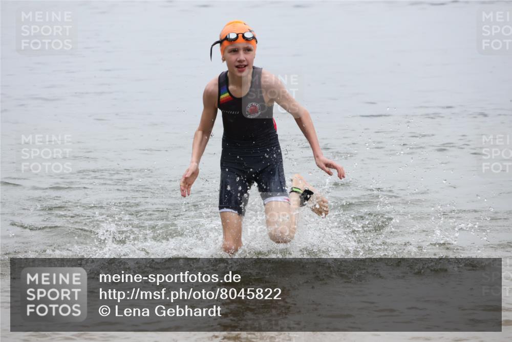 21.06.2025 - 27. Vierlanden-Triathlon Lena Gebhardt http://msf.ph/oto/8045822 15.06.2025 14:51:23 Schwimmen  meine-sportfotos.de