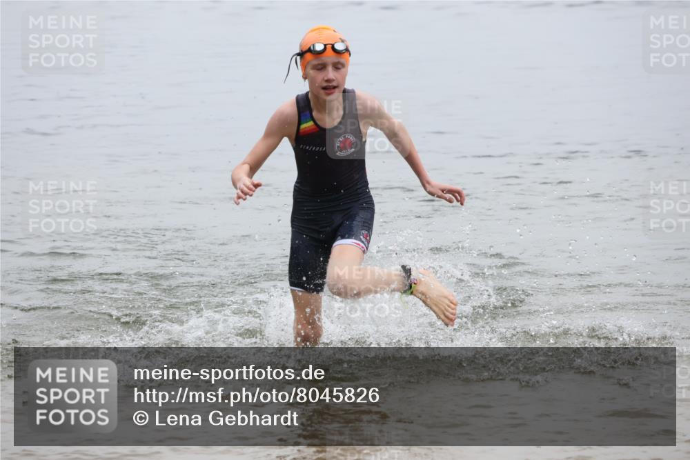 21.06.2025 - 27. Vierlanden-Triathlon Lena Gebhardt http://msf.ph/oto/8045826 15.06.2025 14:51:23 Schwimmen  meine-sportfotos.de