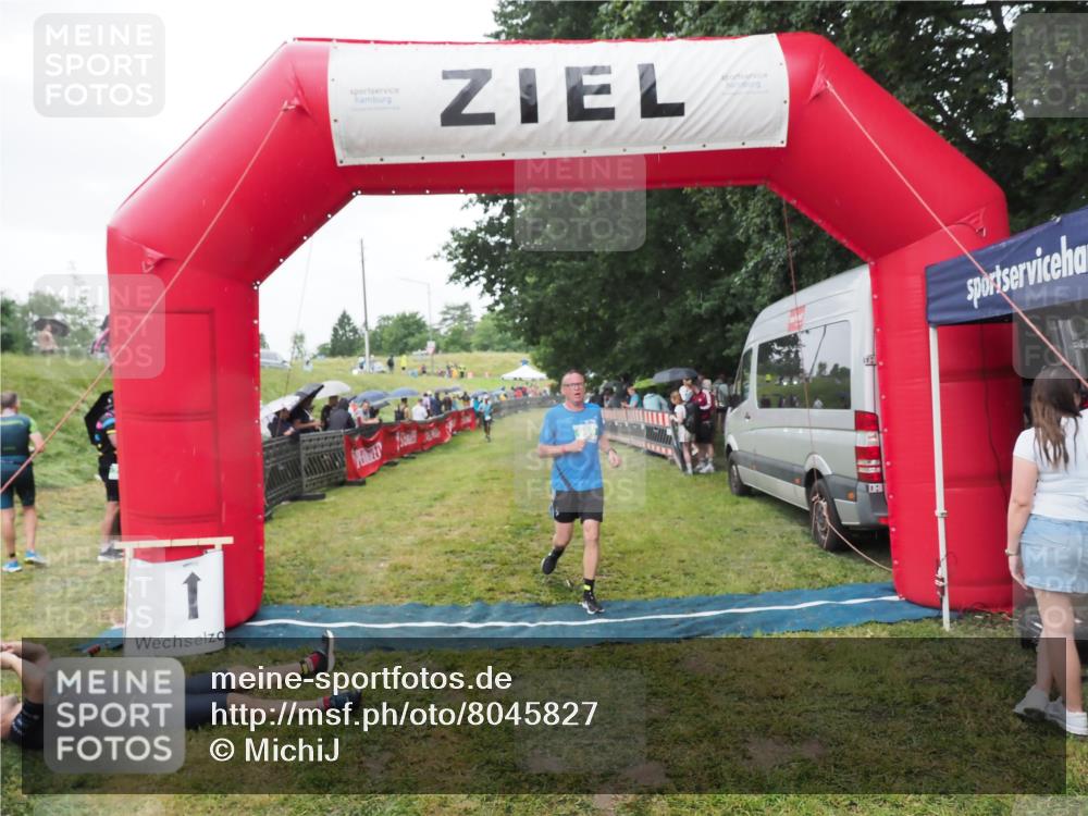21.06.2025 - 27. Vierlanden-Triathlon MichiJ http://msf.ph/oto/8045827 15.06.2026 13:55:53 Ziel 784, 969 meine-sportfotos.de