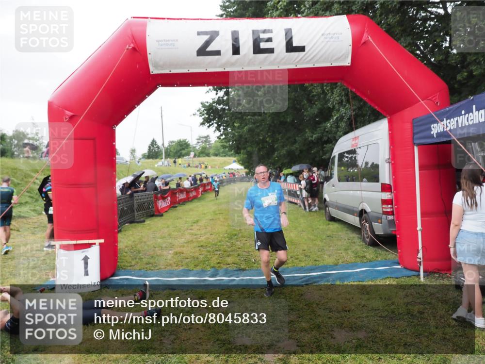 21.06.2025 - 27. Vierlanden-Triathlon MichiJ http://msf.ph/oto/8045833 15.06.2026 13:55:53 Ziel 784, 969 meine-sportfotos.de