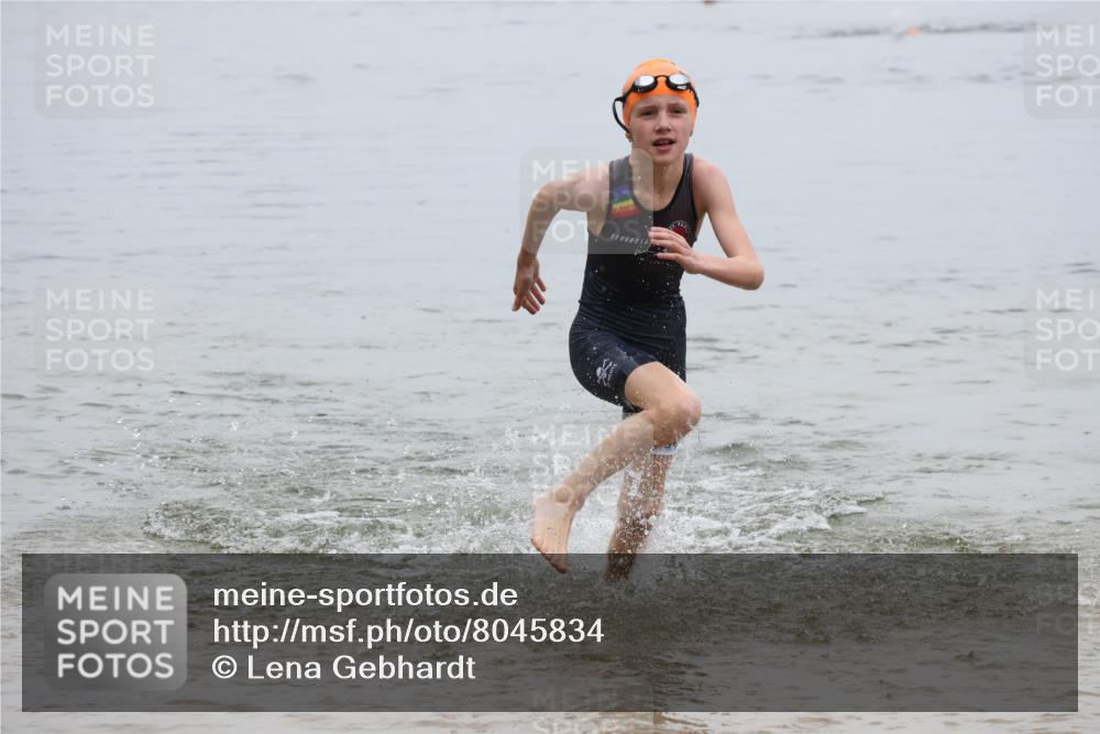 21.06.2025 - 27. Vierlanden-Triathlon Lena Gebhardt http://msf.ph/oto/8045834 15.06.2025 14:51:24 Schwimmen  meine-sportfotos.de