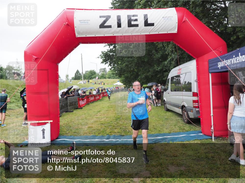 21.06.2025 - 27. Vierlanden-Triathlon MichiJ http://msf.ph/oto/8045837 15.06.2026 13:55:54 Ziel 784, 969 meine-sportfotos.de