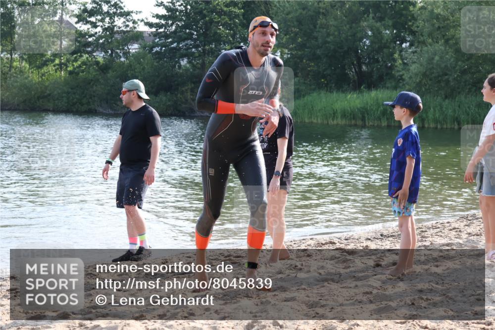 15.06.2025 - 27. Vierlanden-Triathlon Lena Gebhardt http://msf.ph/oto/8045839 15.06.2025 08:40:58 Schwimmen 99, 114, 129, 147 meine-sportfotos.de
