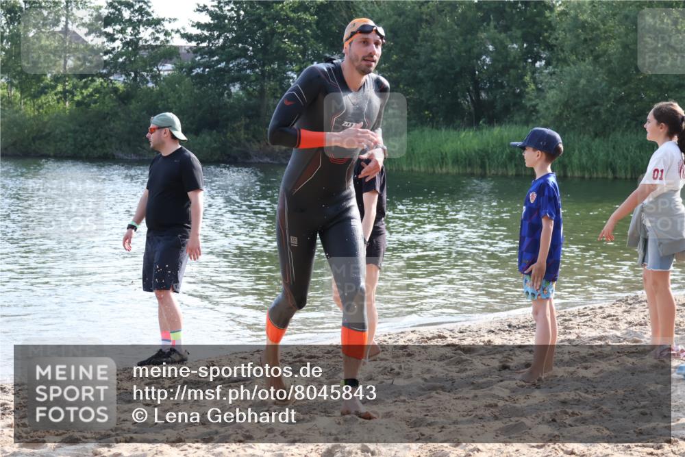 15.06.2025 - 27. Vierlanden-Triathlon Lena Gebhardt http://msf.ph/oto/8045843 15.06.2025 08:40:58 Schwimmen 99, 114, 129, 147 meine-sportfotos.de