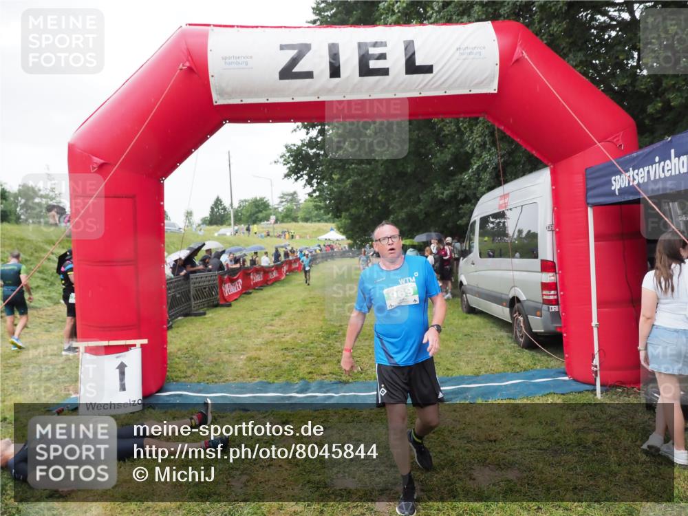 21.06.2025 - 27. Vierlanden-Triathlon MichiJ http://msf.ph/oto/8045844 15.06.2026 13:55:54 Ziel 784, 969 meine-sportfotos.de