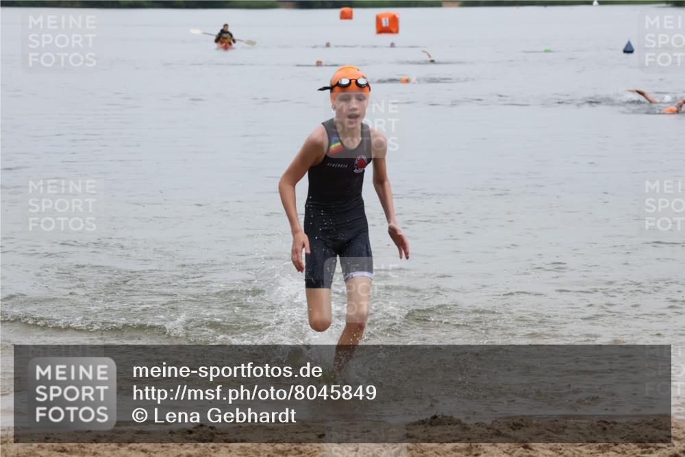 21.06.2025 - 27. Vierlanden-Triathlon Lena Gebhardt http://msf.ph/oto/8045849 15.06.2025 14:51:24 Schwimmen  meine-sportfotos.de