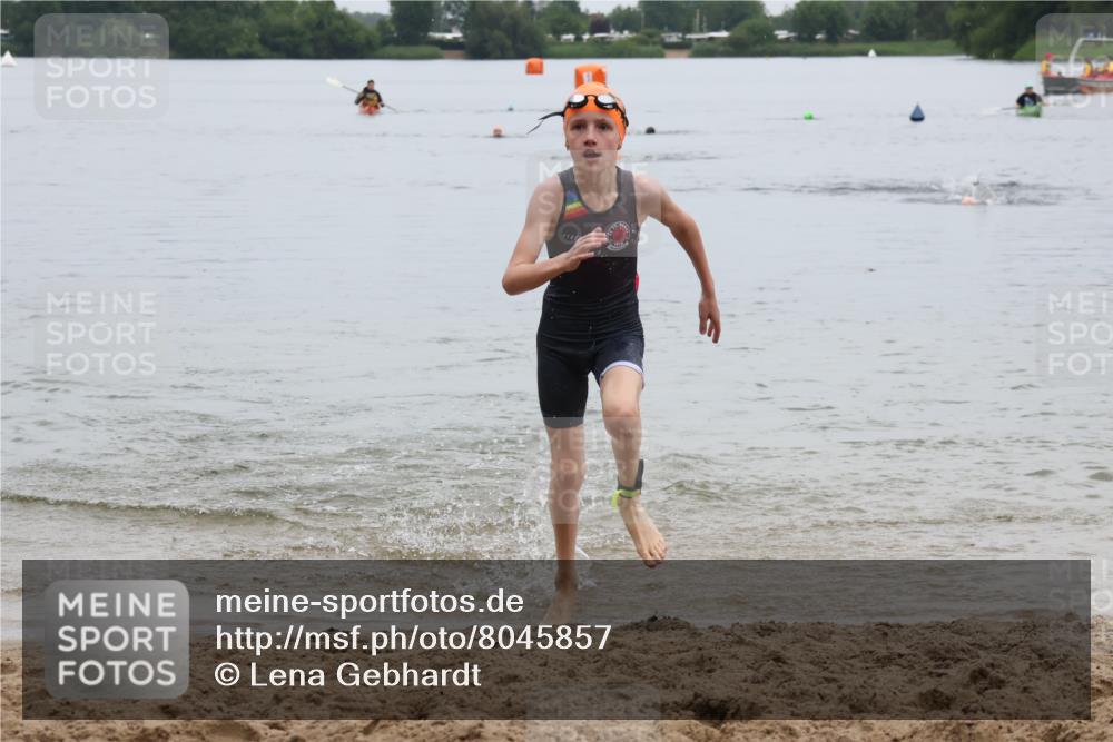 21.06.2025 - 27. Vierlanden-Triathlon Lena Gebhardt http://msf.ph/oto/8045857 15.06.2025 14:51:25 Schwimmen  meine-sportfotos.de