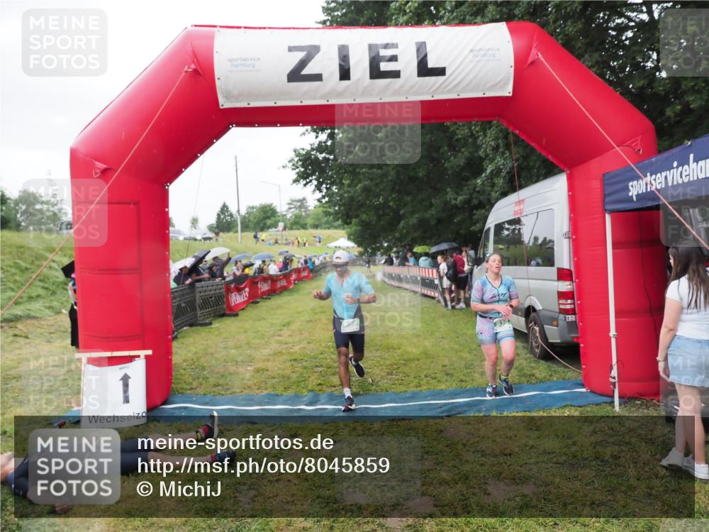 21.06.2025 - 27. Vierlanden-Triathlon MichiJ http://msf.ph/oto/8045859 15.06.2026 13:56:00 Ziel 699, 939, 969 meine-sportfotos.de