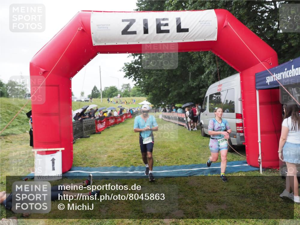 21.06.2025 - 27. Vierlanden-Triathlon MichiJ http://msf.ph/oto/8045863 15.06.2026 13:56:00 Ziel 699, 939, 969 meine-sportfotos.de