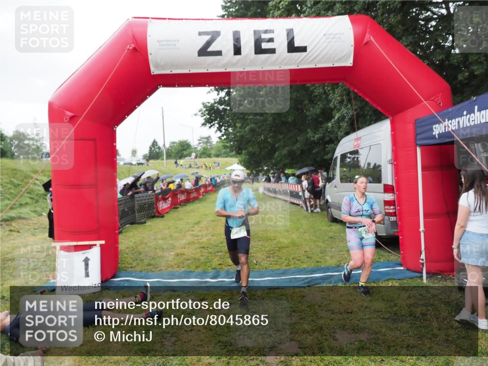 21.06.2025 - 27. Vierlanden-Triathlon MichiJ http://msf.ph/oto/8045865 15.06.2026 13:56:00 Ziel 699, 939, 969 meine-sportfotos.de