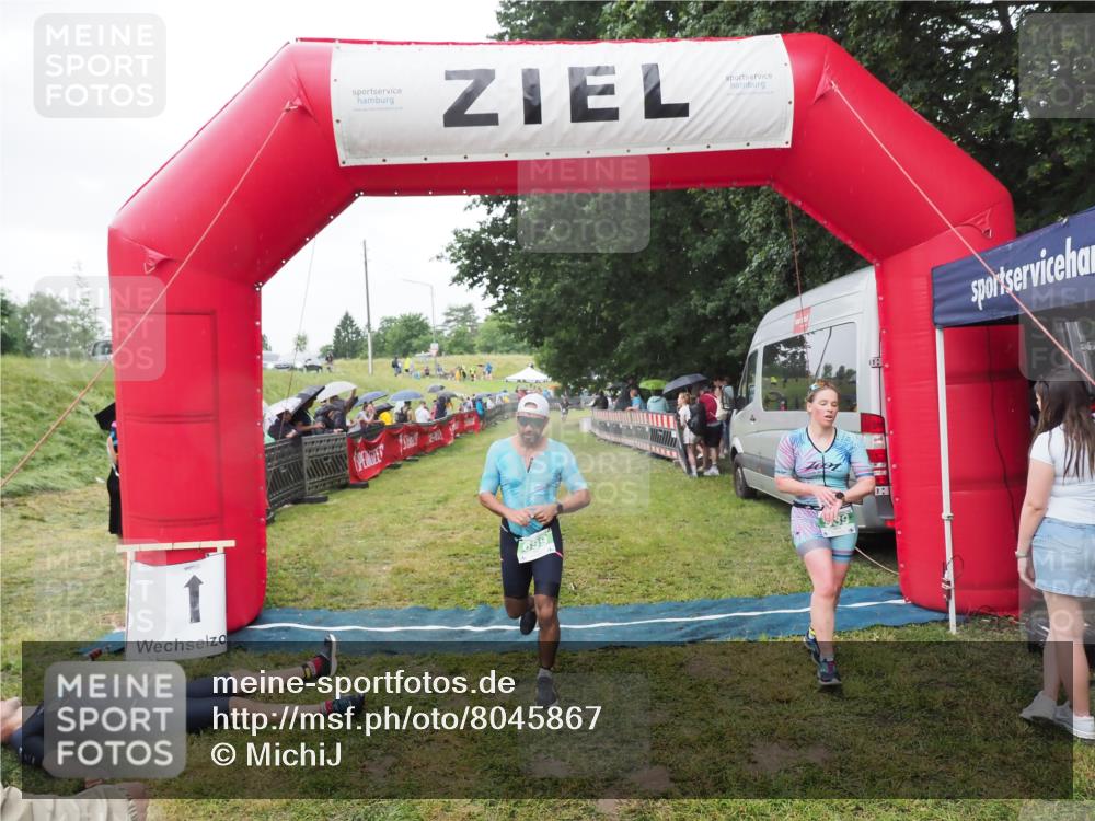 21.06.2025 - 27. Vierlanden-Triathlon MichiJ http://msf.ph/oto/8045867 15.06.2026 13:56:00 Ziel 699, 939, 969 meine-sportfotos.de
