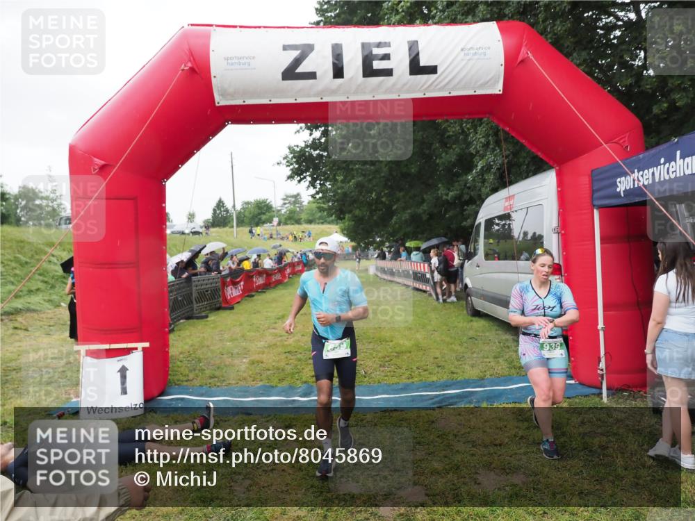 21.06.2025 - 27. Vierlanden-Triathlon MichiJ http://msf.ph/oto/8045869 15.06.2026 13:56:00 Ziel 699, 939, 969 meine-sportfotos.de