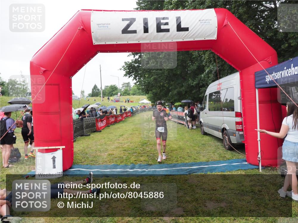 21.06.2025 - 27. Vierlanden-Triathlon MichiJ http://msf.ph/oto/8045886 15.06.2026 13:56:18 Ziel 1099 meine-sportfotos.de