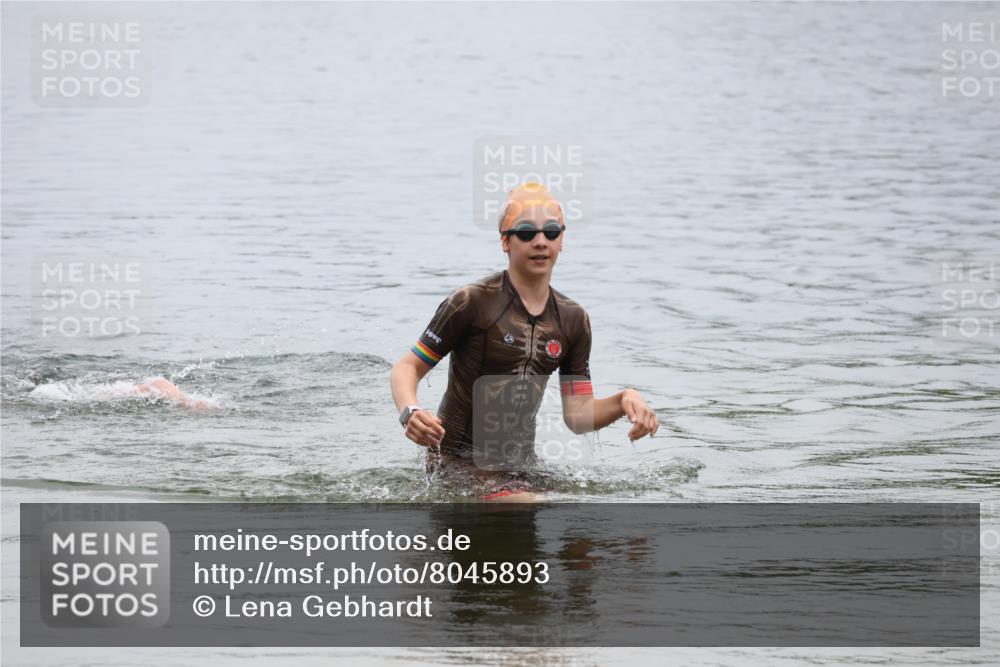 21.06.2025 - 27. Vierlanden-Triathlon Lena Gebhardt http://msf.ph/oto/8045893 15.06.2025 14:51:54 Schwimmen 1352, 1364 meine-sportfotos.de