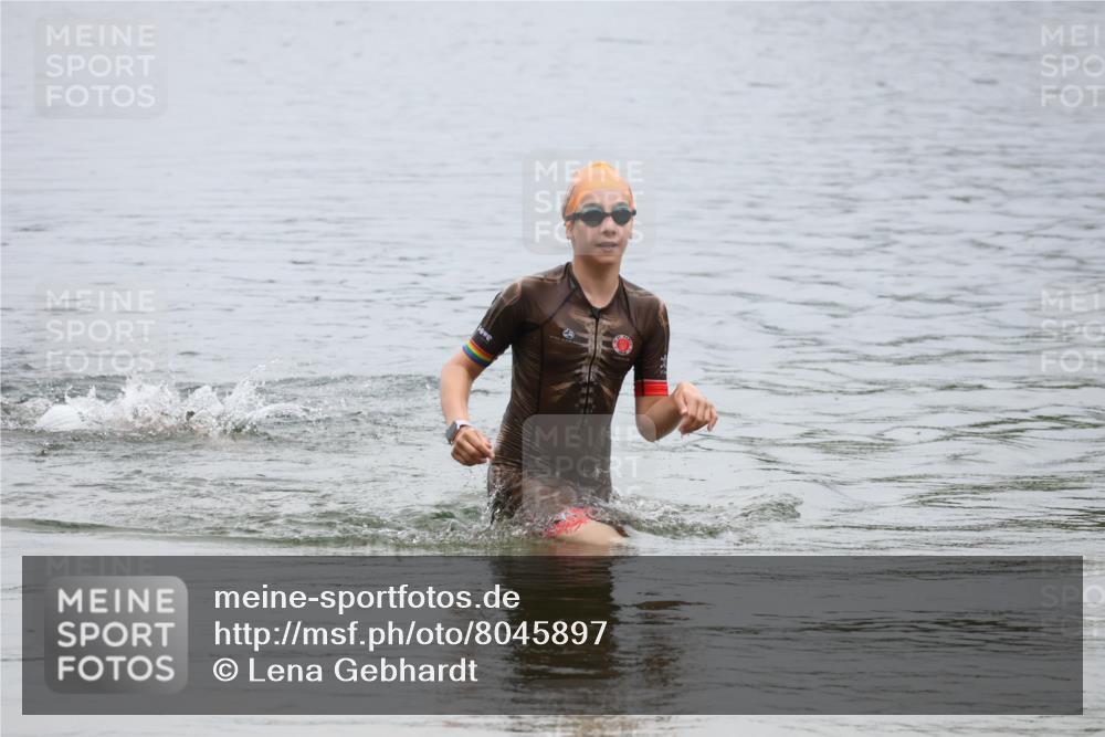 21.06.2025 - 27. Vierlanden-Triathlon Lena Gebhardt http://msf.ph/oto/8045897 15.06.2025 14:51:54 Schwimmen 1352, 1364 meine-sportfotos.de