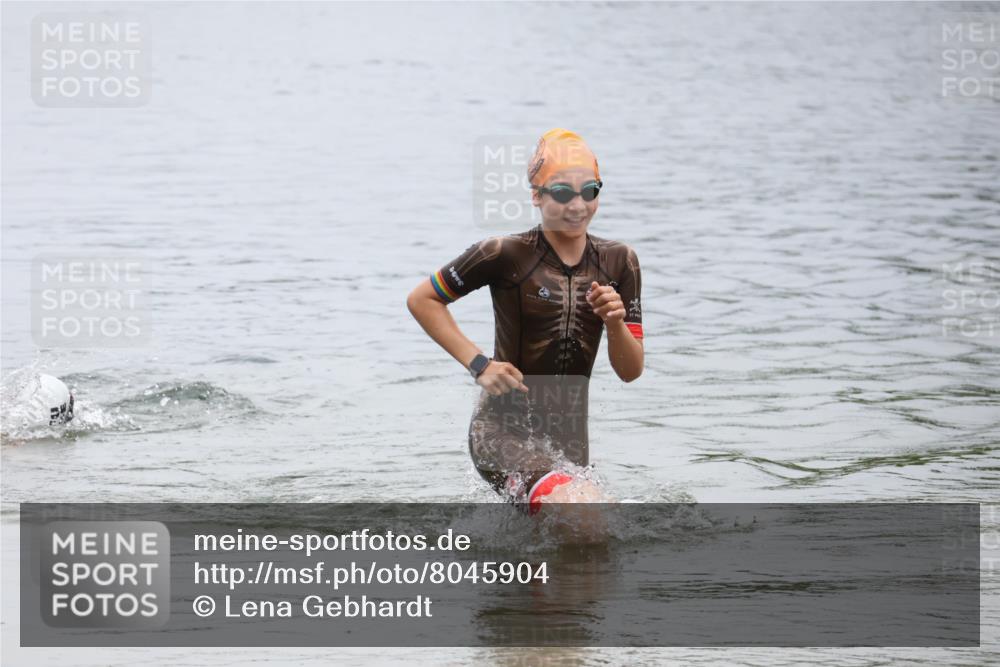 21.06.2025 - 27. Vierlanden-Triathlon Lena Gebhardt http://msf.ph/oto/8045904 15.06.2025 14:51:55 Schwimmen 1352, 1364 meine-sportfotos.de