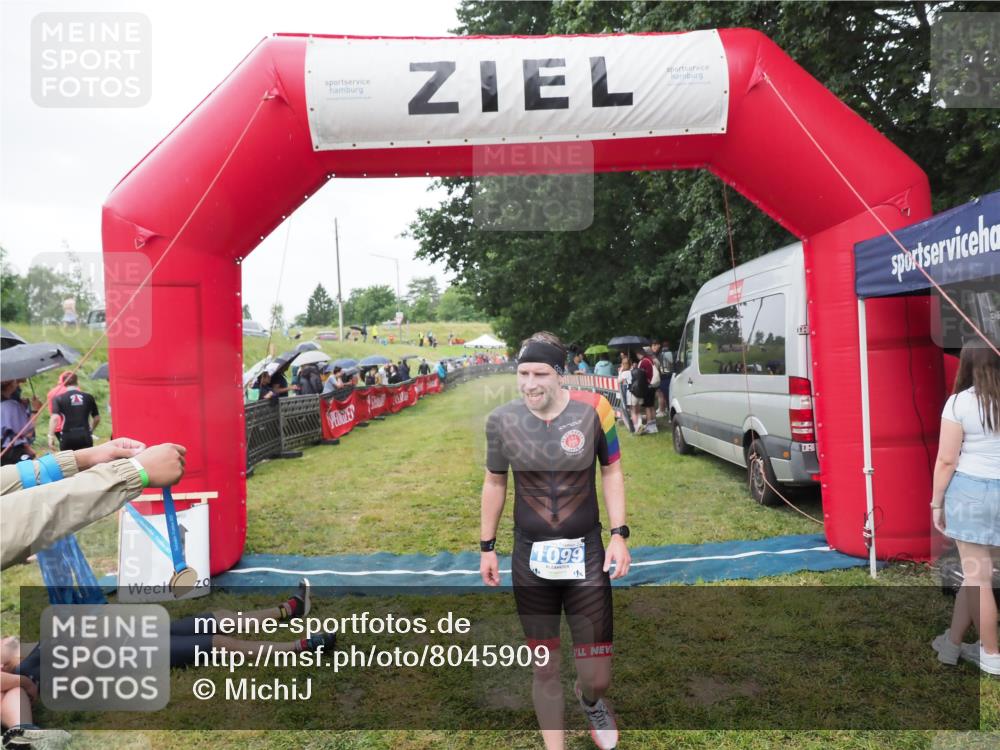 21.06.2025 - 27. Vierlanden-Triathlon MichiJ http://msf.ph/oto/8045909 15.06.2026 13:56:19 Ziel 1099 meine-sportfotos.de