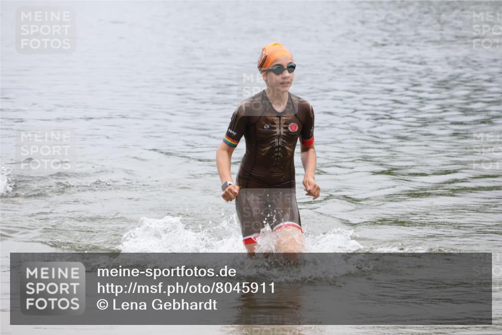 21.06.2025 - 27. Vierlanden-Triathlon Lena Gebhardt http://msf.ph/oto/8045911 15.06.2025 14:51:56 Schwimmen 1352, 1364 meine-sportfotos.de