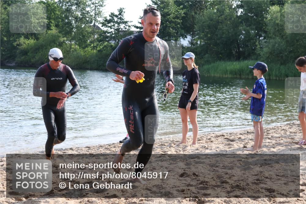 15.06.2025 - 27. Vierlanden-Triathlon Lena Gebhardt http://msf.ph/oto/8045917 15.06.2025 08:41:08 Schwimmen 22, 99, 109, 111, 114, 129, 138, 147, 176 meine-sportfotos.de
