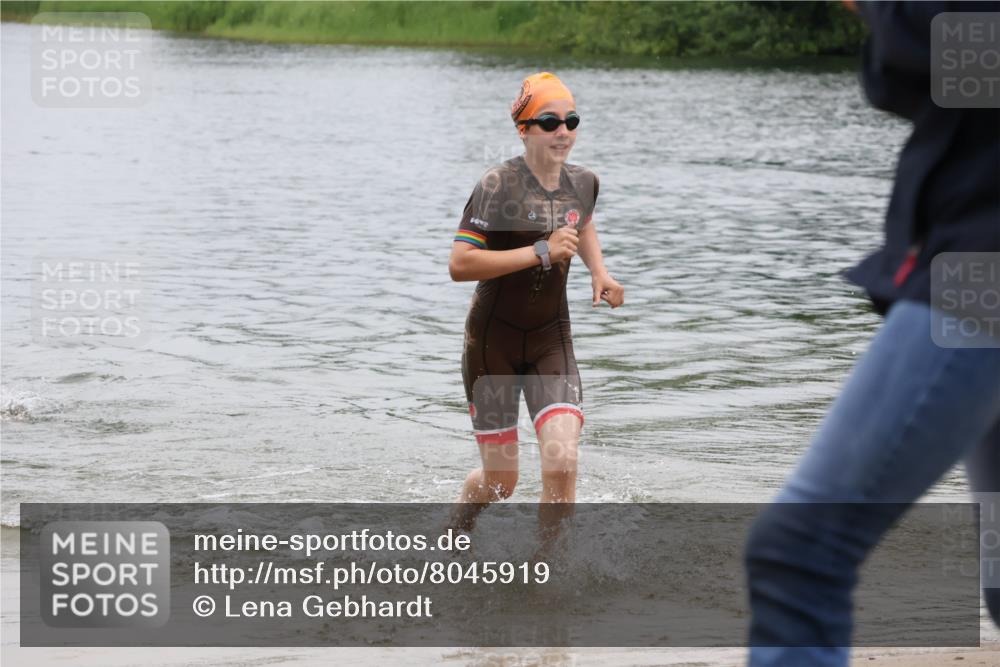 21.06.2025 - 27. Vierlanden-Triathlon Lena Gebhardt http://msf.ph/oto/8045919 15.06.2025 14:51:57 Schwimmen 1352, 1364 meine-sportfotos.de