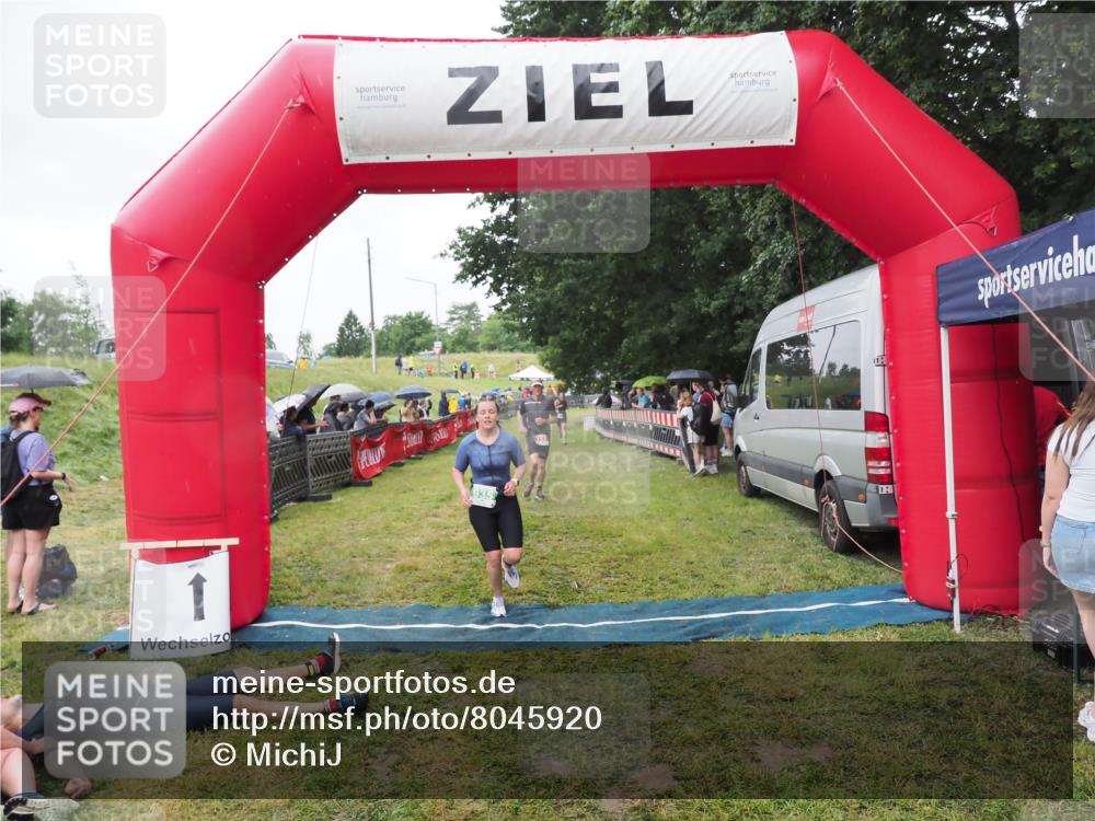 21.06.2025 - 27. Vierlanden-Triathlon MichiJ http://msf.ph/oto/8045920 15.06.2026 13:56:37 Ziel 153, 935 meine-sportfotos.de