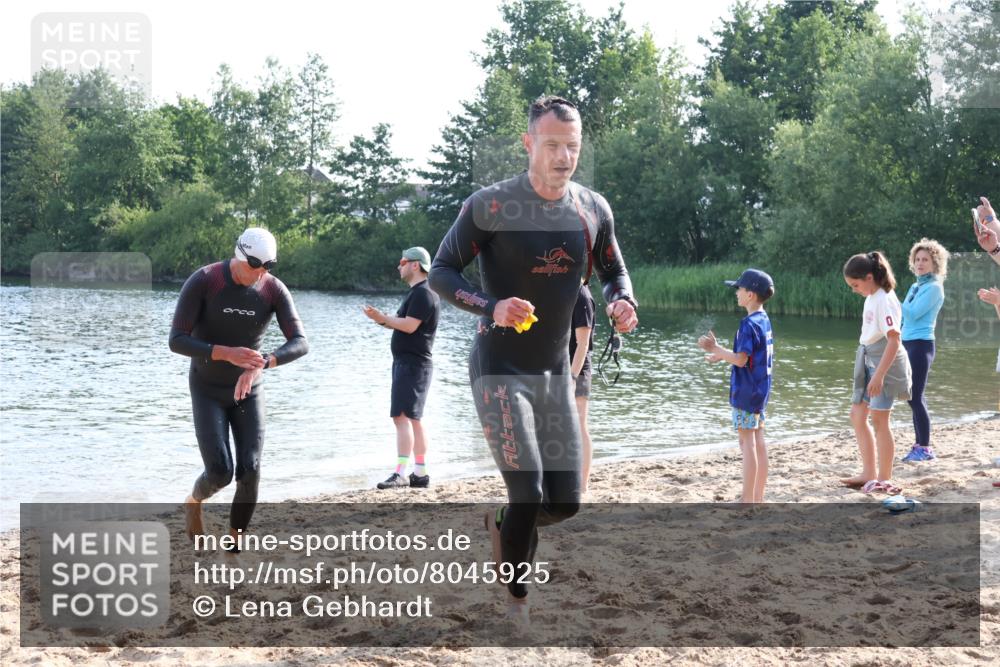 15.06.2025 - 27. Vierlanden-Triathlon Lena Gebhardt http://msf.ph/oto/8045925 15.06.2025 08:41:08 Schwimmen 22, 99, 109, 111, 114, 129, 138, 147, 176 meine-sportfotos.de