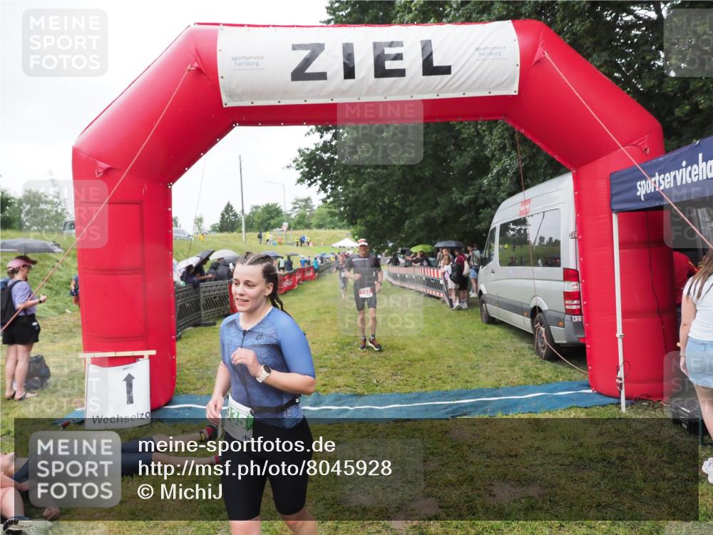 21.06.2025 - 27. Vierlanden-Triathlon MichiJ http://msf.ph/oto/8045928 15.06.2026 13:56:38 Ziel 153, 935, 1104 meine-sportfotos.de
