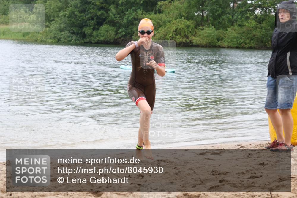 21.06.2025 - 27. Vierlanden-Triathlon Lena Gebhardt http://msf.ph/oto/8045930 15.06.2025 14:51:59 Schwimmen 1352, 1364 meine-sportfotos.de