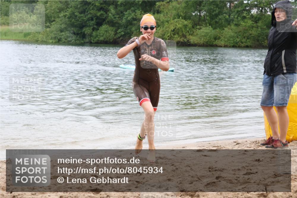 21.06.2025 - 27. Vierlanden-Triathlon Lena Gebhardt http://msf.ph/oto/8045934 15.06.2025 14:51:59 Schwimmen 1352, 1364 meine-sportfotos.de