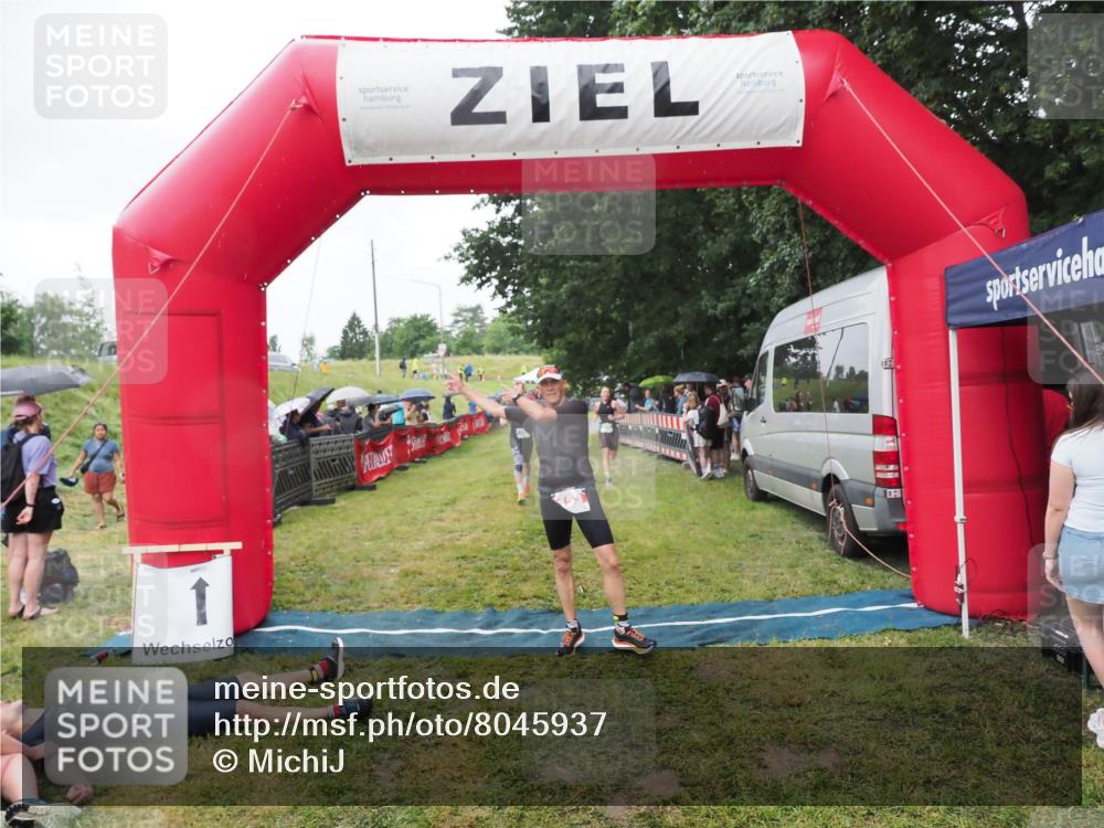 21.06.2025 - 27. Vierlanden-Triathlon MichiJ http://msf.ph/oto/8045937 15.06.2026 13:56:40 Ziel 153, 935, 1104 meine-sportfotos.de