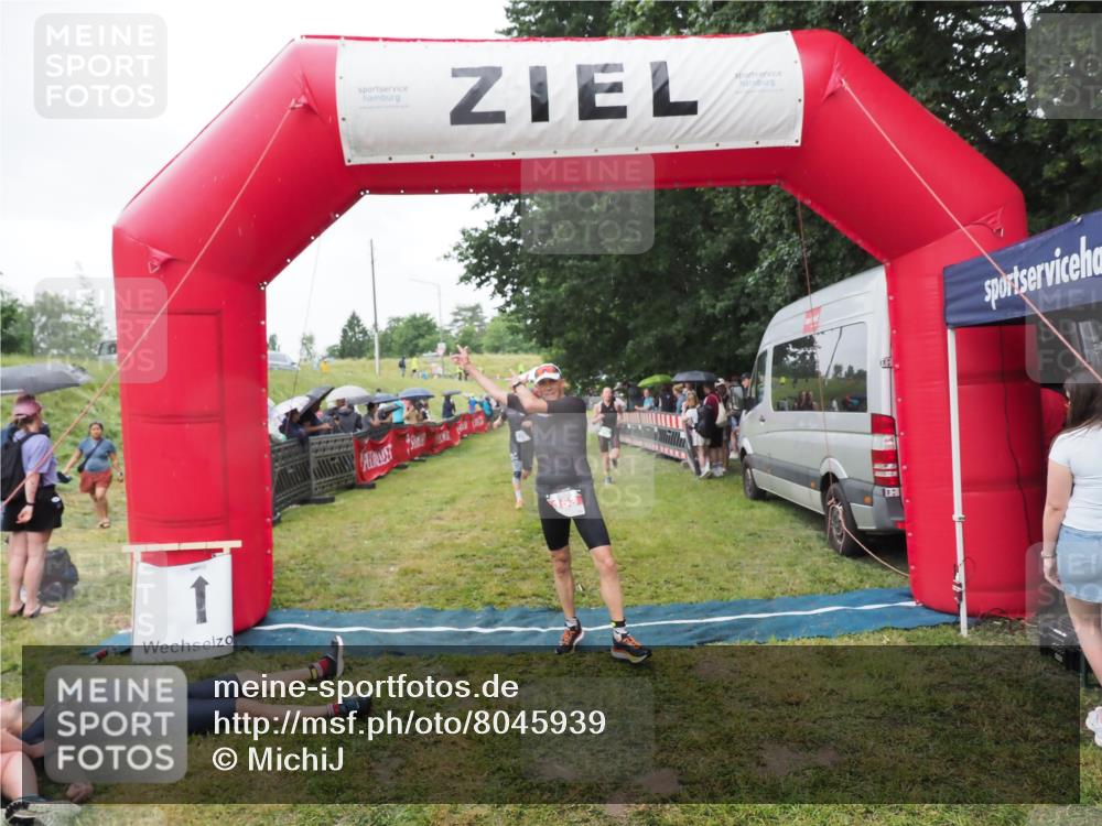 21.06.2025 - 27. Vierlanden-Triathlon MichiJ http://msf.ph/oto/8045939 15.06.2026 13:56:40 Ziel 153, 935, 1104 meine-sportfotos.de