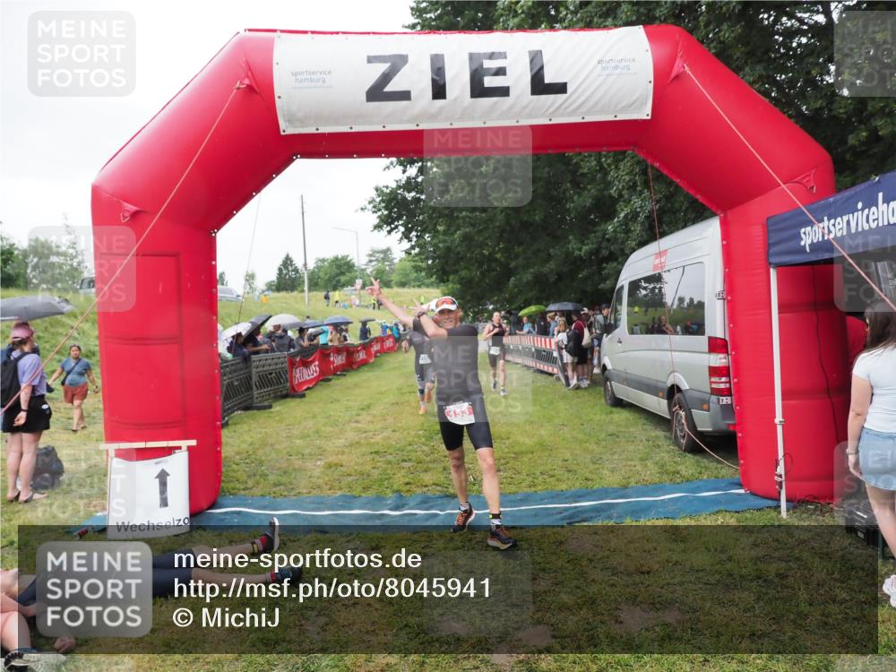 21.06.2025 - 27. Vierlanden-Triathlon MichiJ http://msf.ph/oto/8045941 15.06.2026 13:56:40 Ziel 153, 935, 1104 meine-sportfotos.de