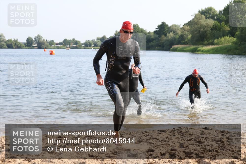 15.06.2025 - 27. Vierlanden-Triathlon Lena Gebhardt http://msf.ph/oto/8045944 15.06.2025 08:41:10 Schwimmen 22, 99, 109, 111, 129, 138, 147, 176 meine-sportfotos.de