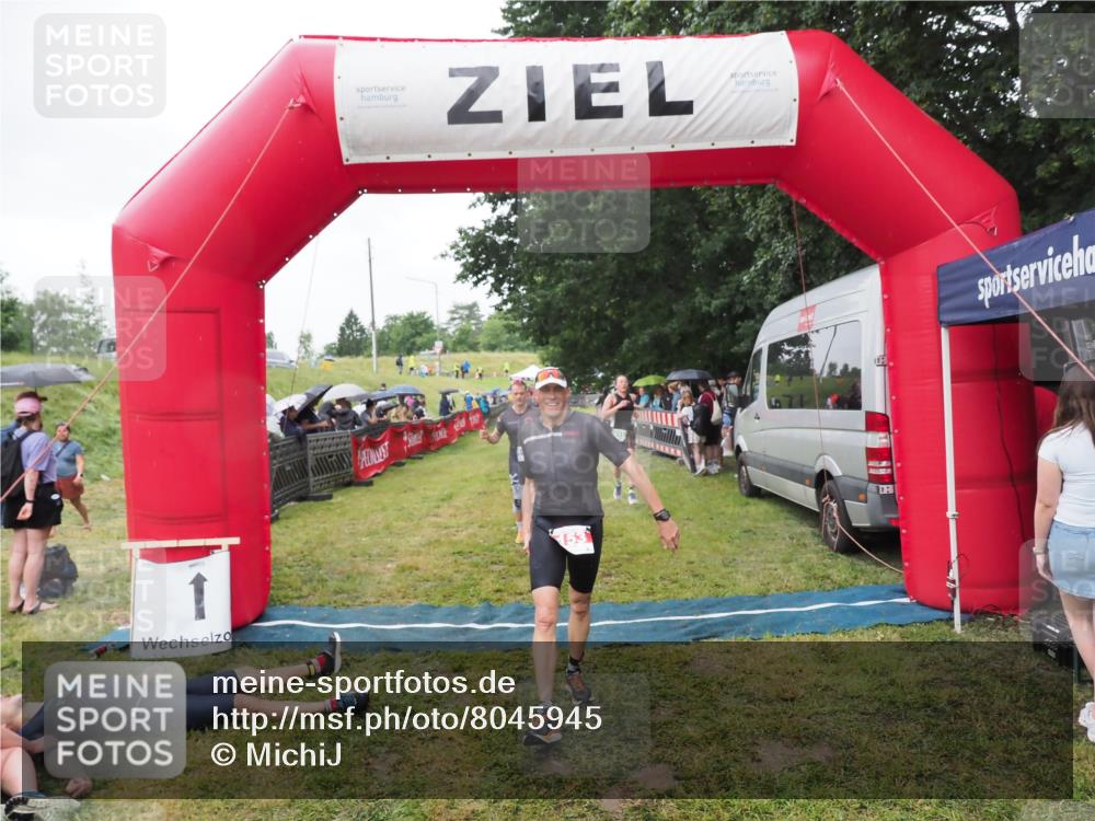 21.06.2025 - 27. Vierlanden-Triathlon MichiJ http://msf.ph/oto/8045945 15.06.2026 13:56:41 Ziel 153, 935, 1104 meine-sportfotos.de