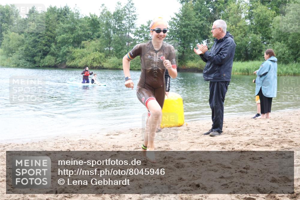 21.06.2025 - 27. Vierlanden-Triathlon Lena Gebhardt http://msf.ph/oto/8045946 15.06.2025 14:52:00 Schwimmen 1352, 1364 meine-sportfotos.de