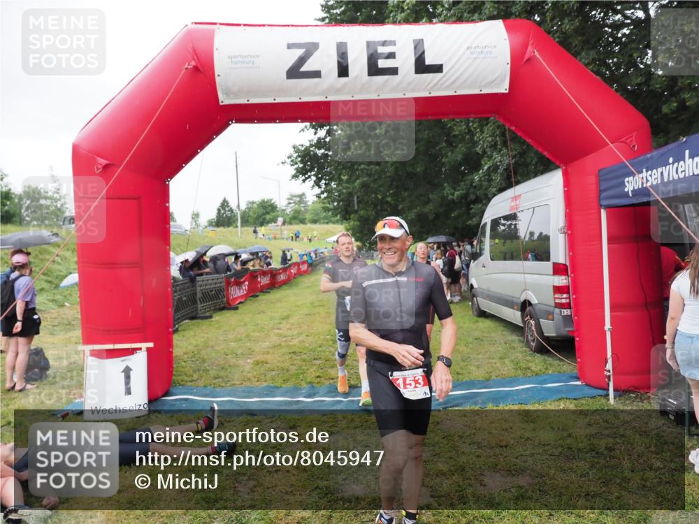21.06.2025 - 27. Vierlanden-Triathlon MichiJ http://msf.ph/oto/8045947 15.06.2026 13:56:42 Ziel 153, 935, 1104 meine-sportfotos.de