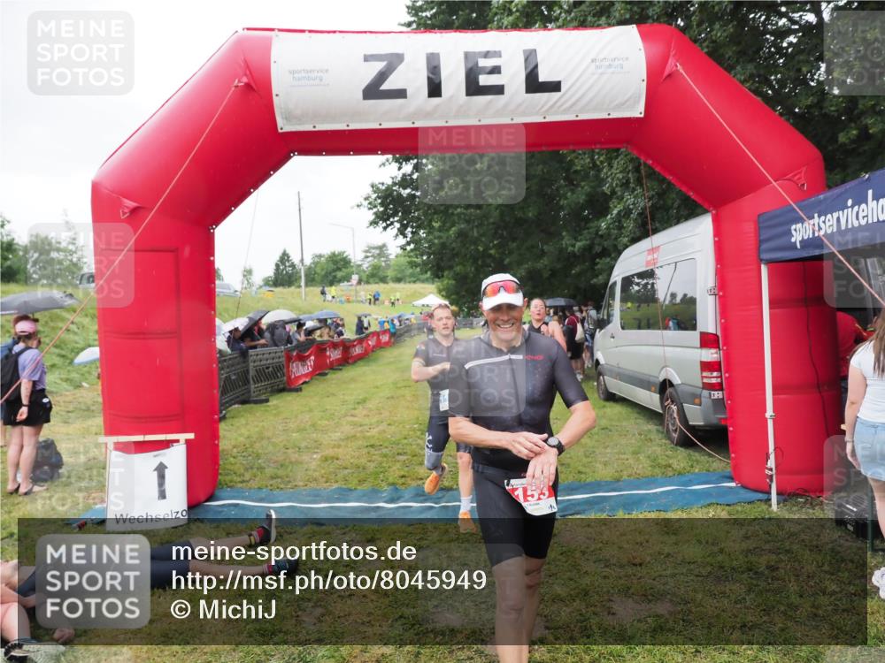21.06.2025 - 27. Vierlanden-Triathlon MichiJ http://msf.ph/oto/8045949 15.06.2026 13:56:42 Ziel 153, 935, 1104 meine-sportfotos.de
