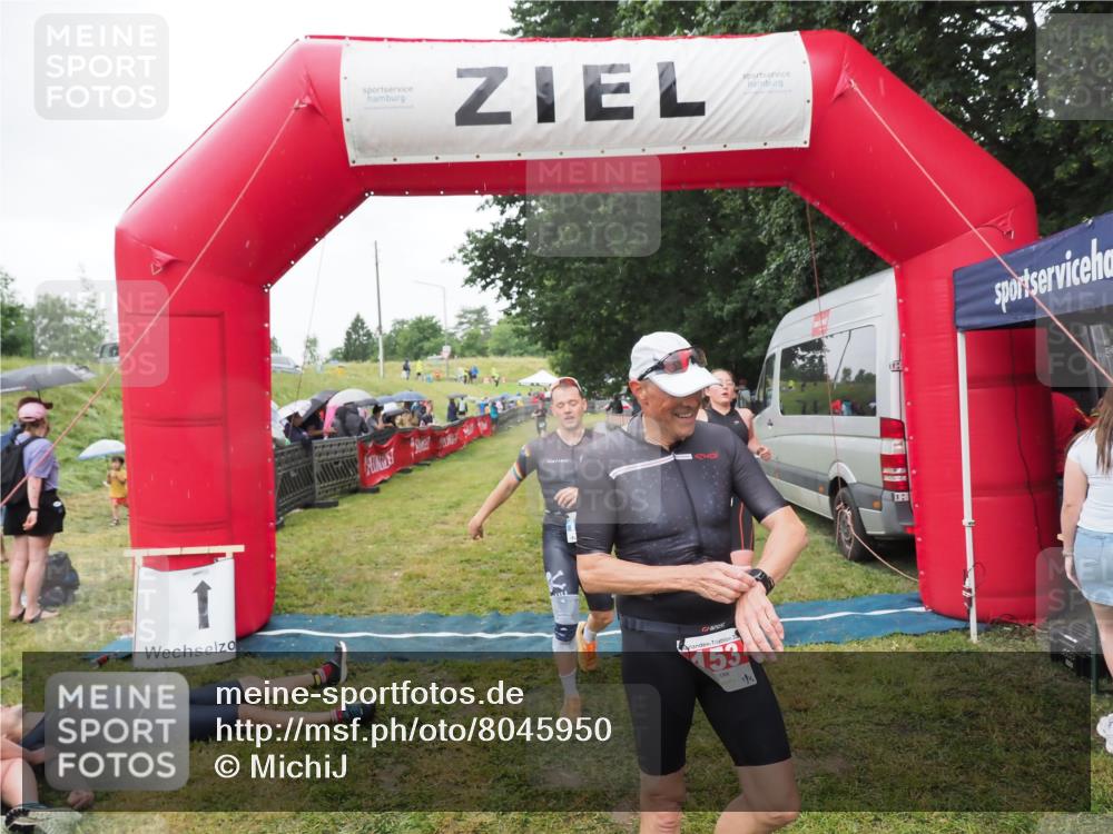 21.06.2025 - 27. Vierlanden-Triathlon MichiJ http://msf.ph/oto/8045950 15.06.2026 13:56:42 Ziel 153, 935, 1104 meine-sportfotos.de