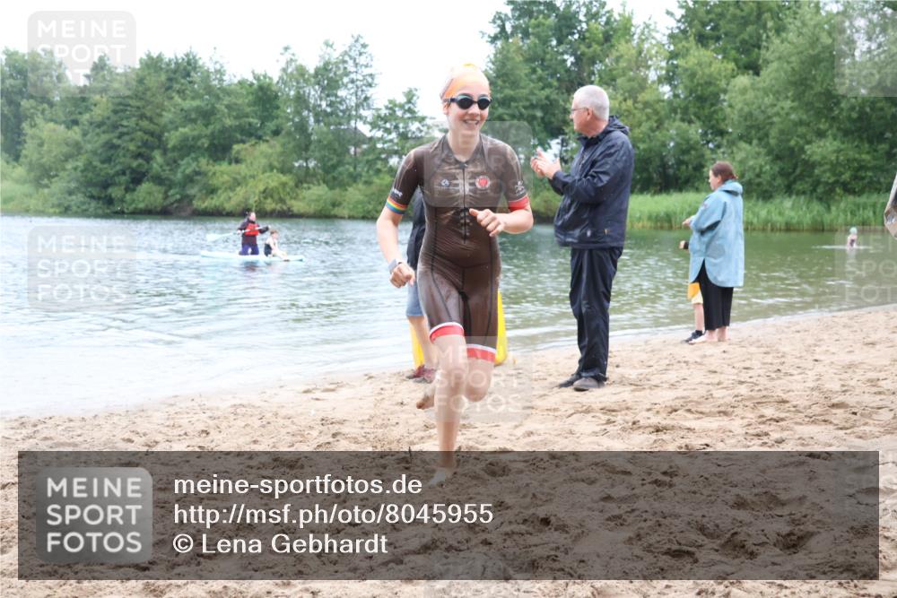 21.06.2025 - 27. Vierlanden-Triathlon Lena Gebhardt http://msf.ph/oto/8045955 15.06.2025 14:52:00 Schwimmen 1352, 1364 meine-sportfotos.de