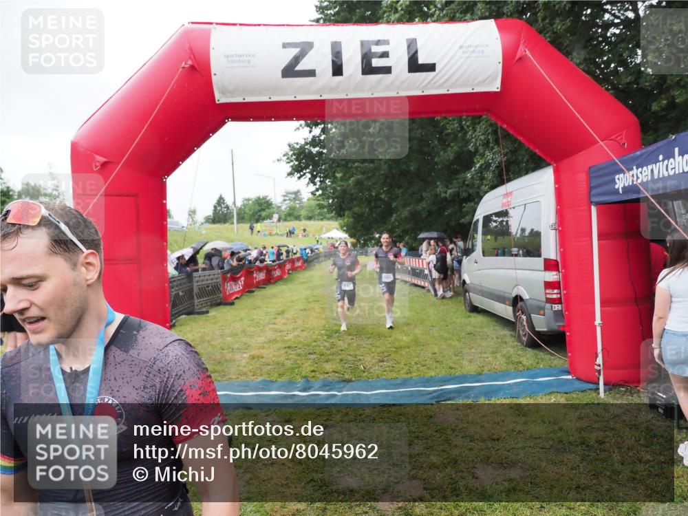 21.06.2025 - 27. Vierlanden-Triathlon MichiJ http://msf.ph/oto/8045962 15.06.2026 13:56:47 Ziel 1104, 1105, 1110 meine-sportfotos.de