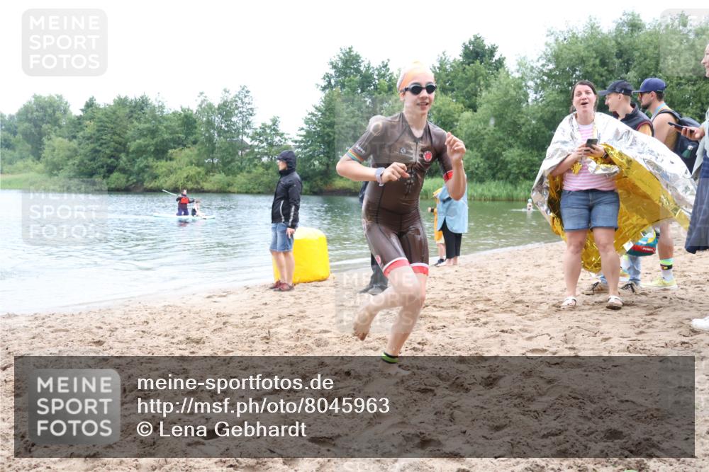 21.06.2025 - 27. Vierlanden-Triathlon Lena Gebhardt http://msf.ph/oto/8045963 15.06.2025 14:52:00 Schwimmen 1352, 1364 meine-sportfotos.de