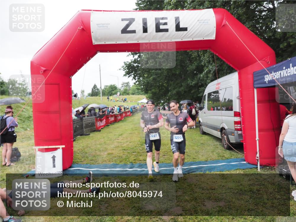 21.06.2025 - 27. Vierlanden-Triathlon MichiJ http://msf.ph/oto/8045974 15.06.2026 13:56:49 Ziel 1104, 1105, 1110 meine-sportfotos.de