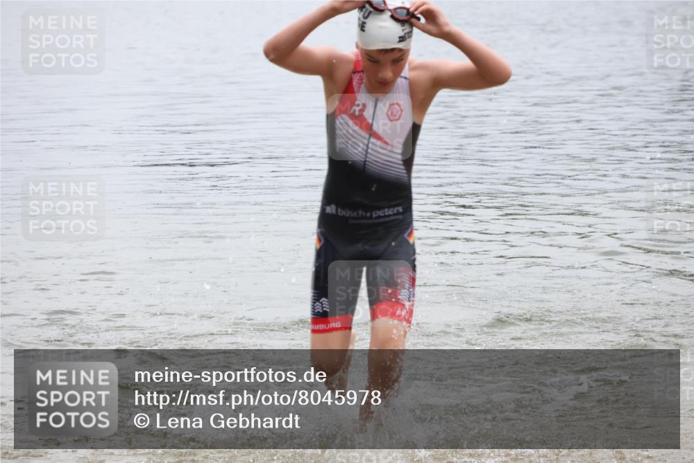 21.06.2025 - 27. Vierlanden-Triathlon Lena Gebhardt http://msf.ph/oto/8045978 15.06.2025 14:52:02 Schwimmen 1352, 1364 meine-sportfotos.de