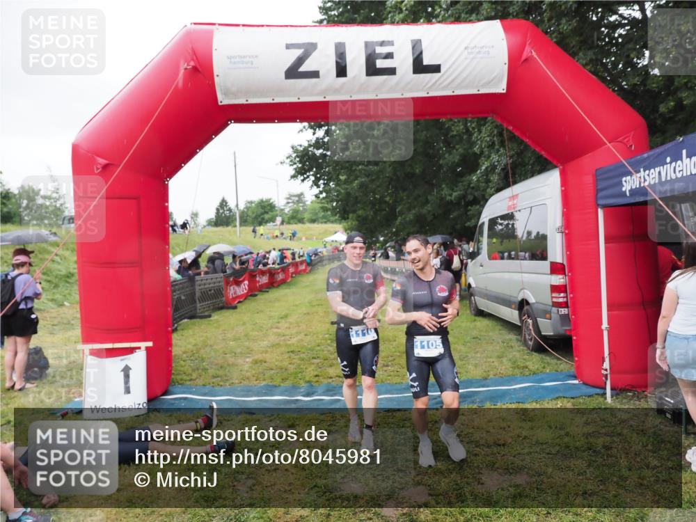 21.06.2025 - 27. Vierlanden-Triathlon MichiJ http://msf.ph/oto/8045981 15.06.2026 13:56:49 Ziel 1104, 1105, 1110 meine-sportfotos.de