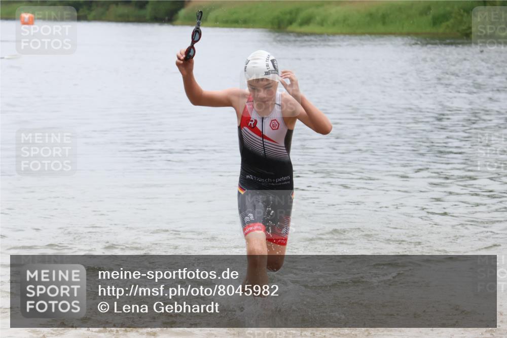 21.06.2025 - 27. Vierlanden-Triathlon Lena Gebhardt http://msf.ph/oto/8045982 15.06.2025 14:52:02 Schwimmen 1352, 1364 meine-sportfotos.de