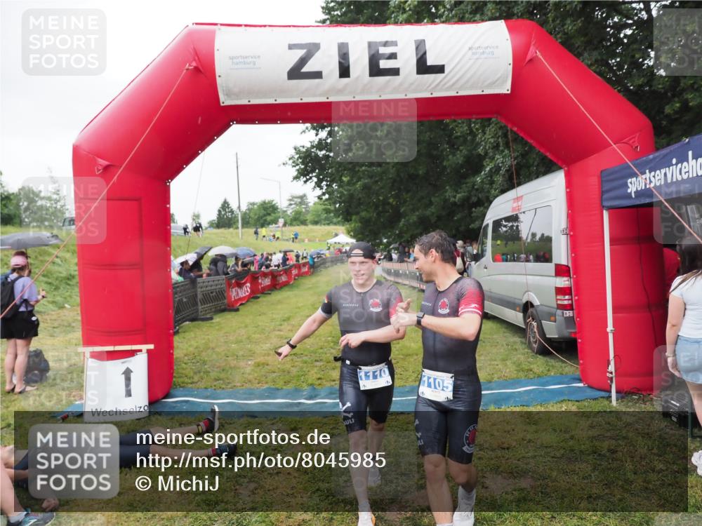 21.06.2025 - 27. Vierlanden-Triathlon MichiJ http://msf.ph/oto/8045985 15.06.2026 13:56:50 Ziel 1105, 1110 meine-sportfotos.de