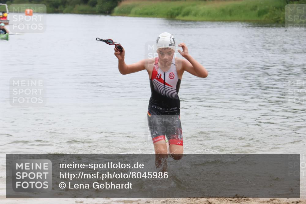 21.06.2025 - 27. Vierlanden-Triathlon Lena Gebhardt http://msf.ph/oto/8045986 15.06.2025 14:52:02 Schwimmen 1352, 1364 meine-sportfotos.de